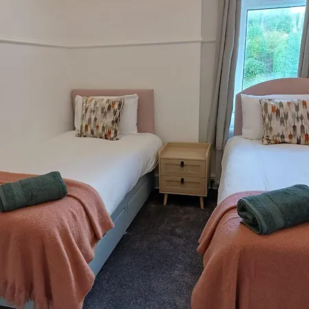 3br Flat Near Maryhill Park And West End With Parking * גלאזגו