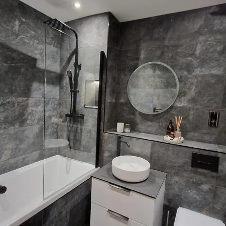 Modern Three-bedroom In Leafy West End With Private Parking Apartmán Glasgow