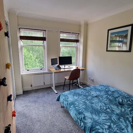 Modern Three-bedroom In Leafy West End With Private Parking Apartmán *