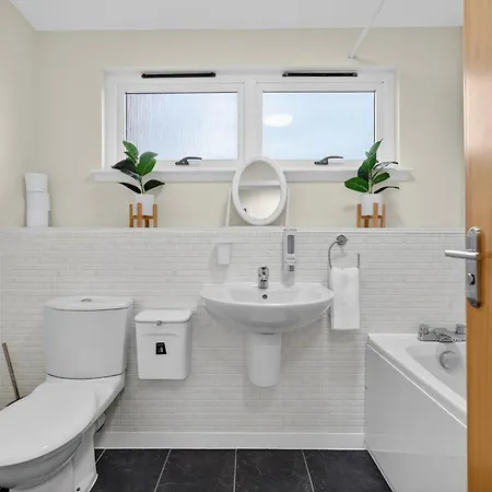 Modern 2-bedroom Flat In Centre, Near Galsgow