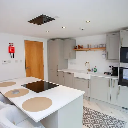 Newly Renovated 3 Bedroom Modern House