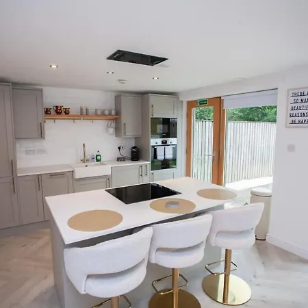 Newly Renovated 3 Bedroom Modern House * גלאזגו