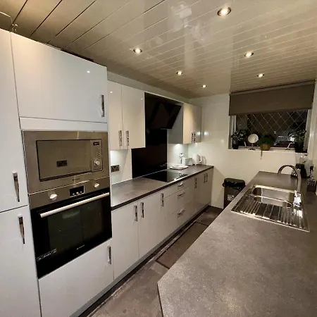 Likewise Modern Two Bedrooms For 4 In Area