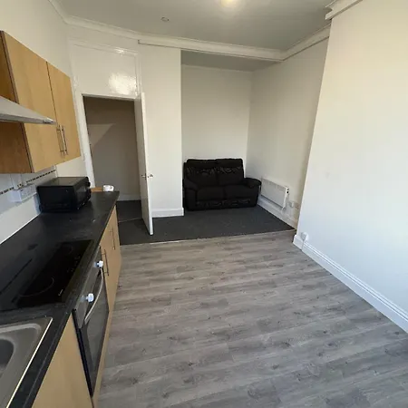 West End Traditional Flat With Free Parking *