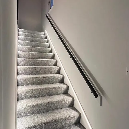 Lägenhet Contractor Welcome Newly Refurbished 2 Bedroom Sleeps 5 With Free Secure Parking And Wifi Fully Fitted Kitchen With Washer Dryer Weekly Bedding Change And Hoover Long Term Rate Available 3 Miles From Centre *