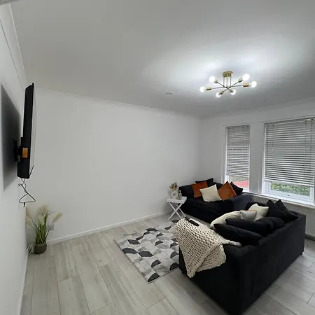 Cozy 3 Bed Home, Free Parking 8 Min To Centre Apartmán *