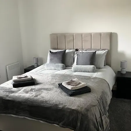 Contractor Welcome Newly Refurbished 2 Bedroom Sleeps 5 With Free Secure Parking And Wifi Fully Fitted Kitchen With Washer Dryer Weekly Bedding Change And Hoover Long Term Rate Available 3 Miles From Centre Lägenhet