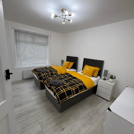 Cozy 3 Bed Home, Free Parking 8 Min To Centre Apartmán *