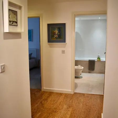 Private And Bathroom In Shared Flat With Parking Homestay