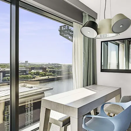 Radisson Red Hotel, 4*