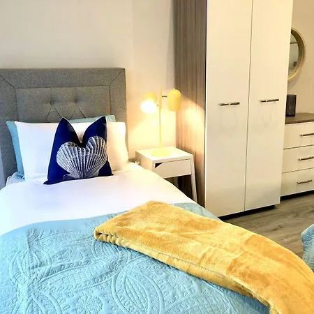 Byevo Almar - Close To And Airport - Perfect For Contractors Or Large Groups Holiday home *