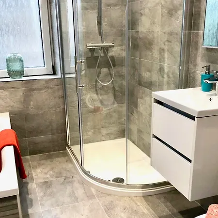 Byevo Almar - Close To And Airport - Perfect For Contractors Or Large Groups Holiday home