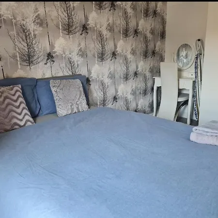 City, Celtic Park & Emirates Stadium Apartment, For Families Or Age Over 23 דירה גלאזגו