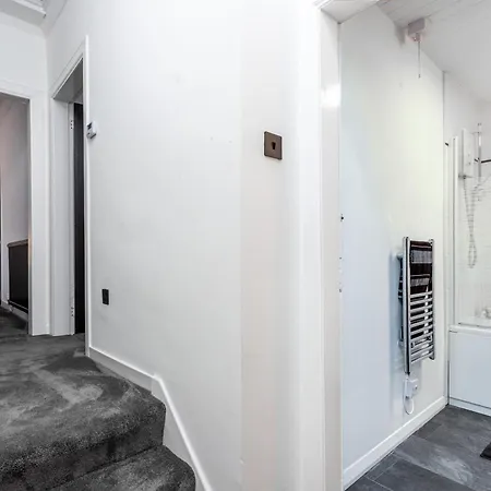 Апартаменты Cosy 3 Bed Flat In Kings Park