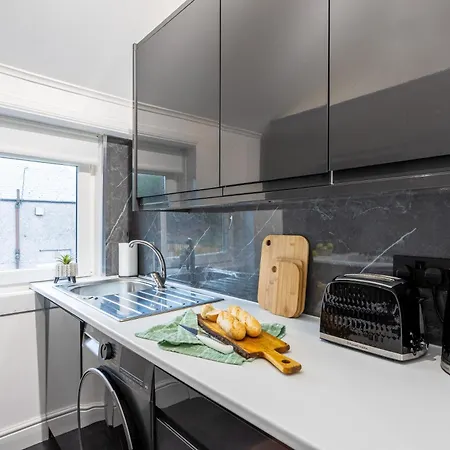 Апартаменты Cosy 3 Bed Flat In Kings Park *