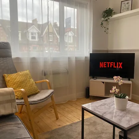 Modern In West End, Free Parking Appartement