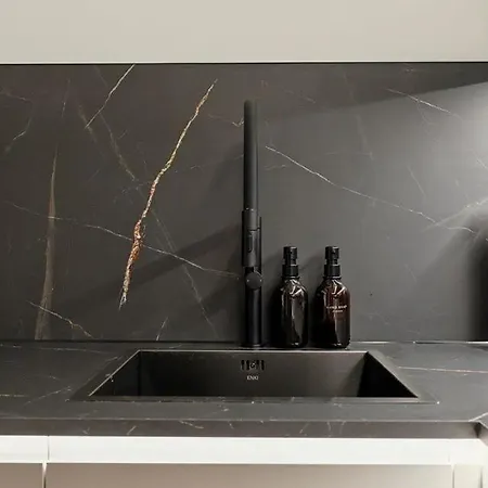 2br West End Near Botanic Gardens *