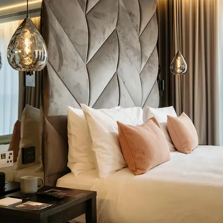 Hotel The Wellington By Adina 4*