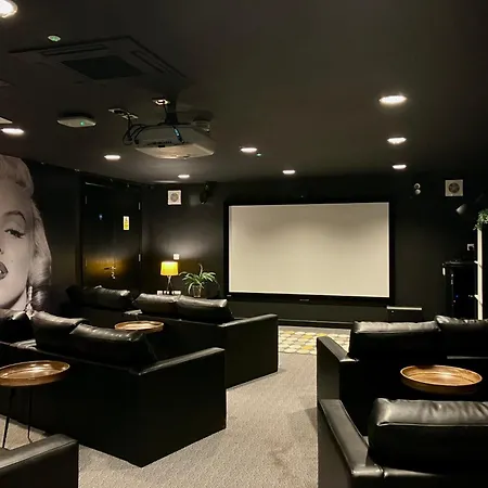 For Students Only - Willowbank In * Γλασκώβη