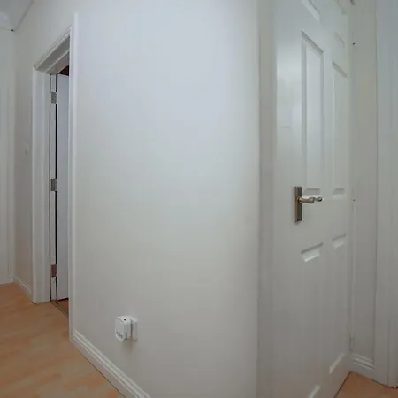 Group 3br Close To Hydro And Secc With Parking *