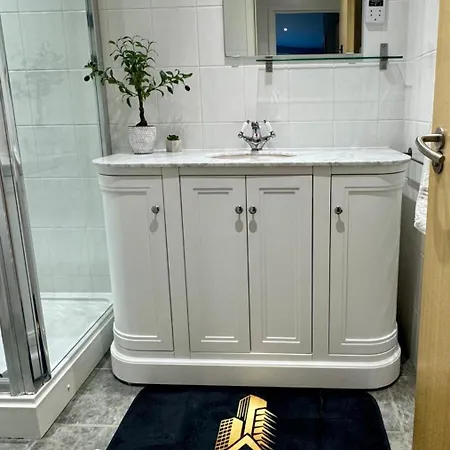 Glas Go Executive 2-bedroom Near Ovo Hydro Free Parking شقة *