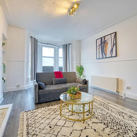 아파트 3br Flat Near Maryhill Park And West End With Parking *