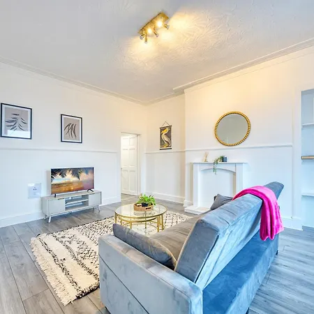아파트 3br Flat Near Maryhill Park And West End With Parking