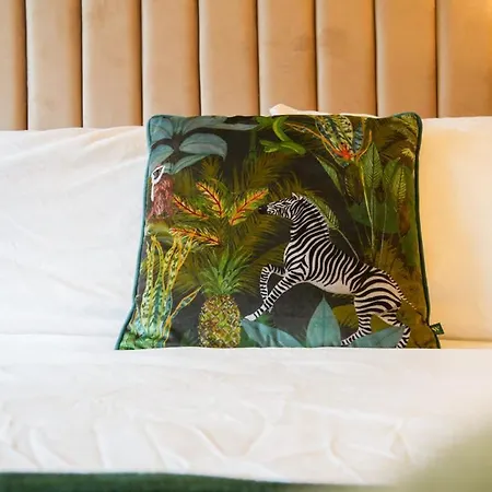 Group 3br Close To Hydro And Secc With Parking *