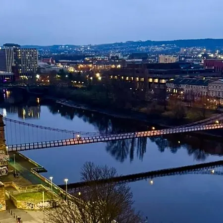 Apartament Centre G1 Penthouse With Riverviews - Duplex - 4 Bedrooms, 3 Bathrooms, Kitchen, 1 Living Room, 1 Dining Room, 2 Terraces, Parking, Floor, 2050 Sq Ft, Merchant Glasgow