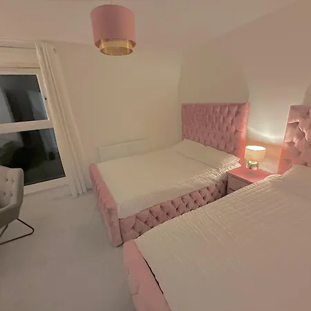 Executive Triplex House, 3 Bedroom 3 Bathrooms 1 Living Kitchen - Huge Terrace For Master Bedroom - Private E Parking Lez Congestion Zone Free - Garden - 5 Mins Drive To Centre Station *