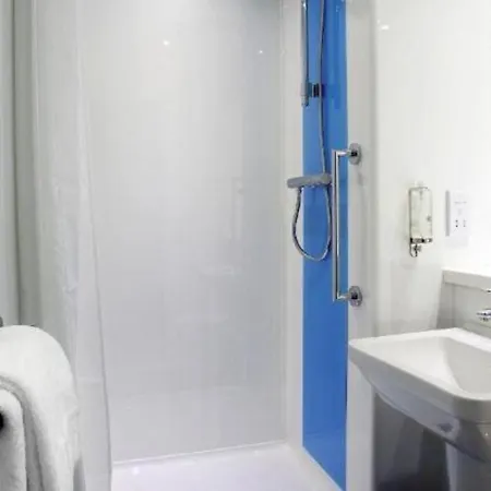 מלון Travelodge Airport 3*