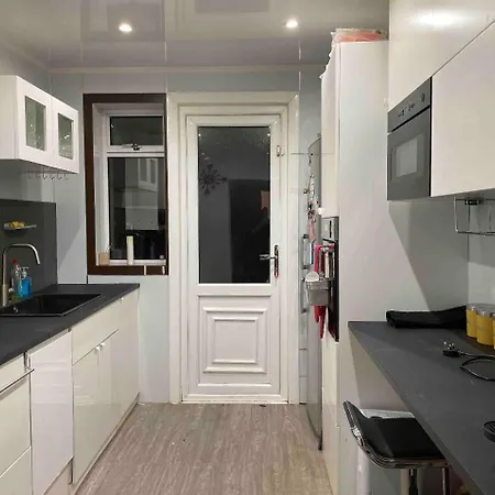 Large Double In A House At Westend Pansiyon Glasgow