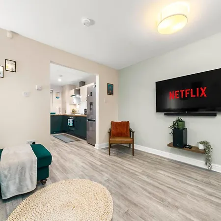 Urban Elegance - Spacious 5-bed In