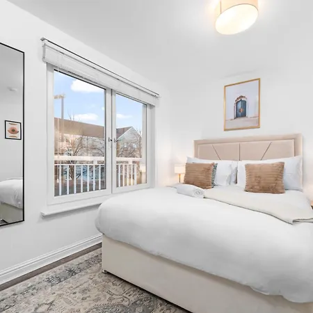 Urban Elegance - Spacious 5-bed In *