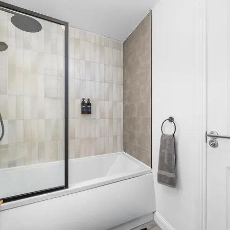 Urban Elegance - Spacious 5-bed In Feriehus *