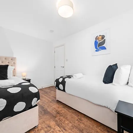 Urban Elegance - Spacious 5-bed In Feriehus
