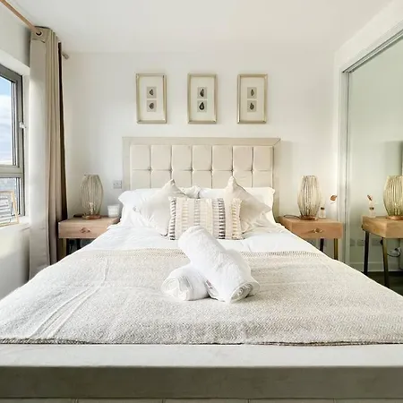 Stunning River View Centre *