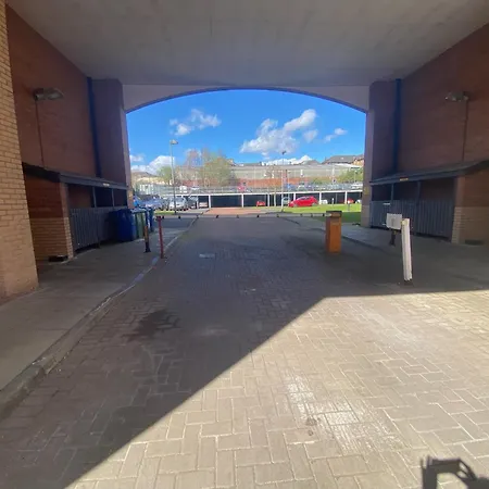 Modern 2 Bedroom Flat In Finnieston, With Private Parking *