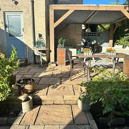 Апартаменты Peaceful And Stylish Garden Flat Close To Transport And Centre *