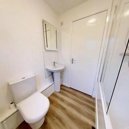 West End With Fast Wifi - Walk To Subway Glasgow