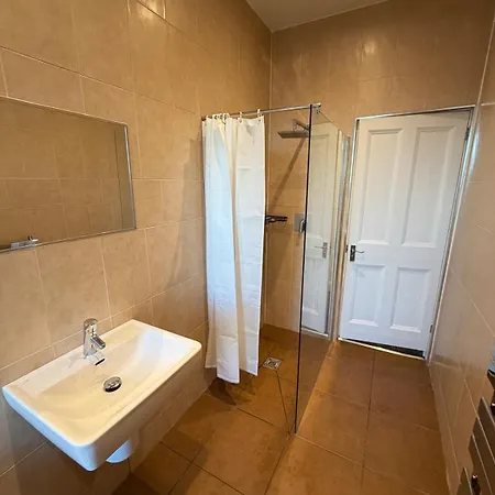 Spacious Tenement With Free Parking