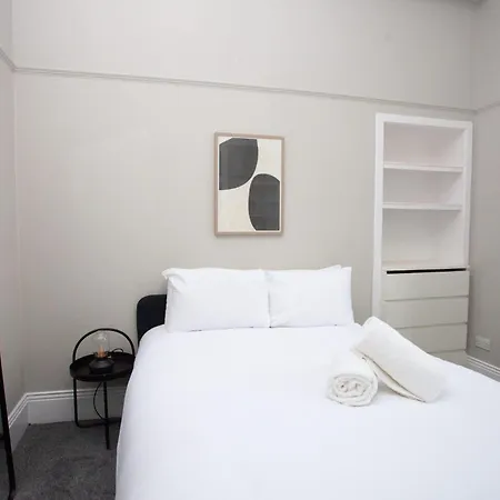 Stylish Southside 2 Bedroom Flat With Free Parking *