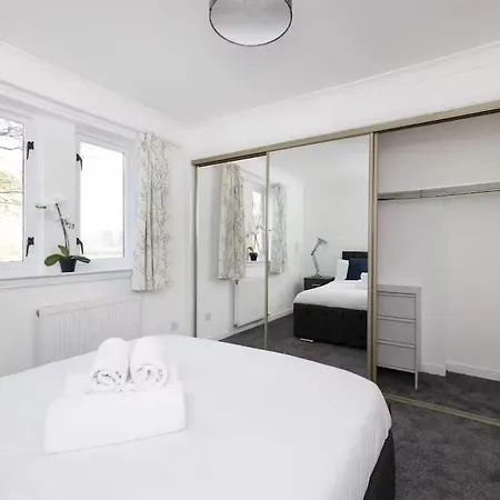 Bright 3 Bed Overlooking The Clyde Sec & Hydro