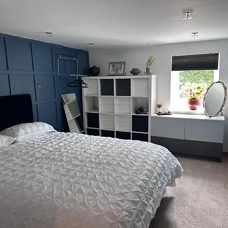 Апартаменты Peaceful And Stylish Garden Flat Close To Transport And Centre *