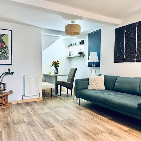 Апартаменты Peaceful And Stylish Garden Flat Close To Transport And Centre