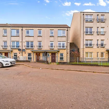Modern 5 Bedroom Townhouse With Free Parking *