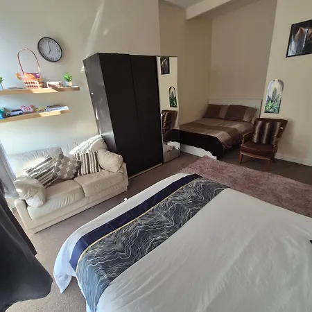 Cosy And Bright 3-bedroom Flat גלאזגו