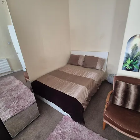 Cosy And Bright 3-bedroom Flat גלאזגו