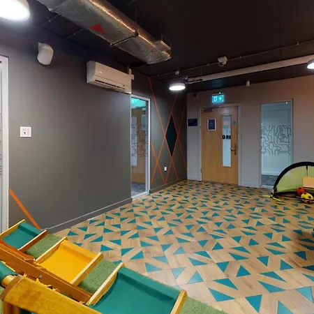 For Students Only - Elgin Place In Edinburgh