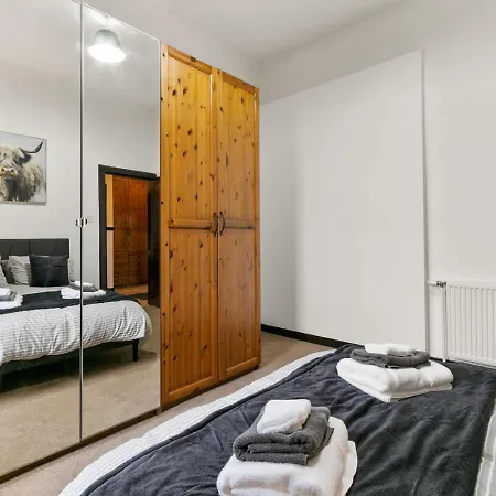 Free Parking - Sleeps 6 - 2 Bedrooms - Great Transport Links *